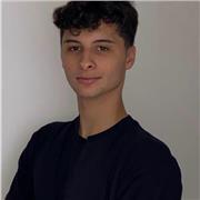 Diplomato all’Accademia Teatro alla Scala, offro lezioni private di danza classica, ho lavorato in varie compagnie di balletto